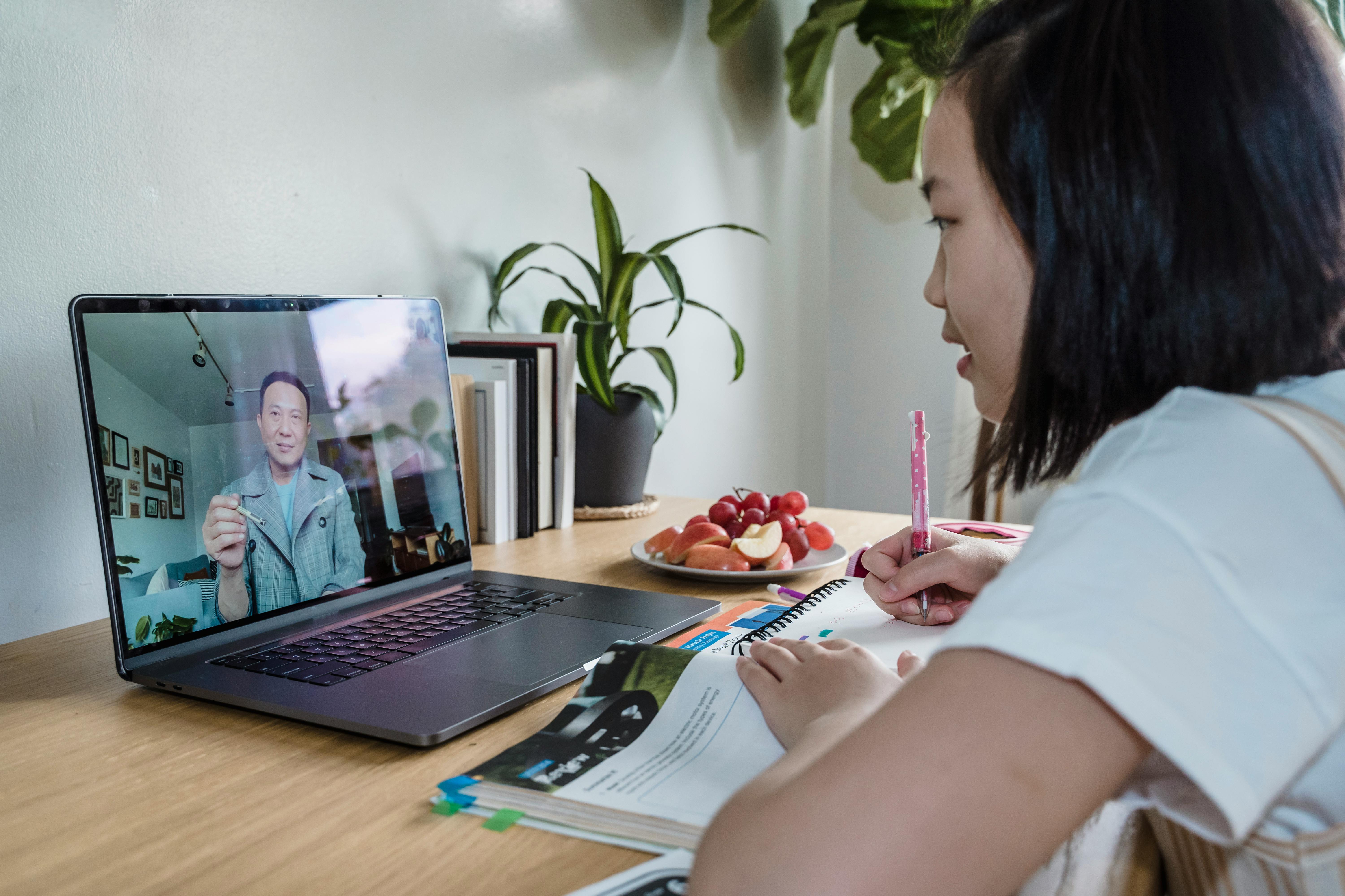 Les Privat Offline atau Online, Mana yang Lebih Efektif untuk Anak?
