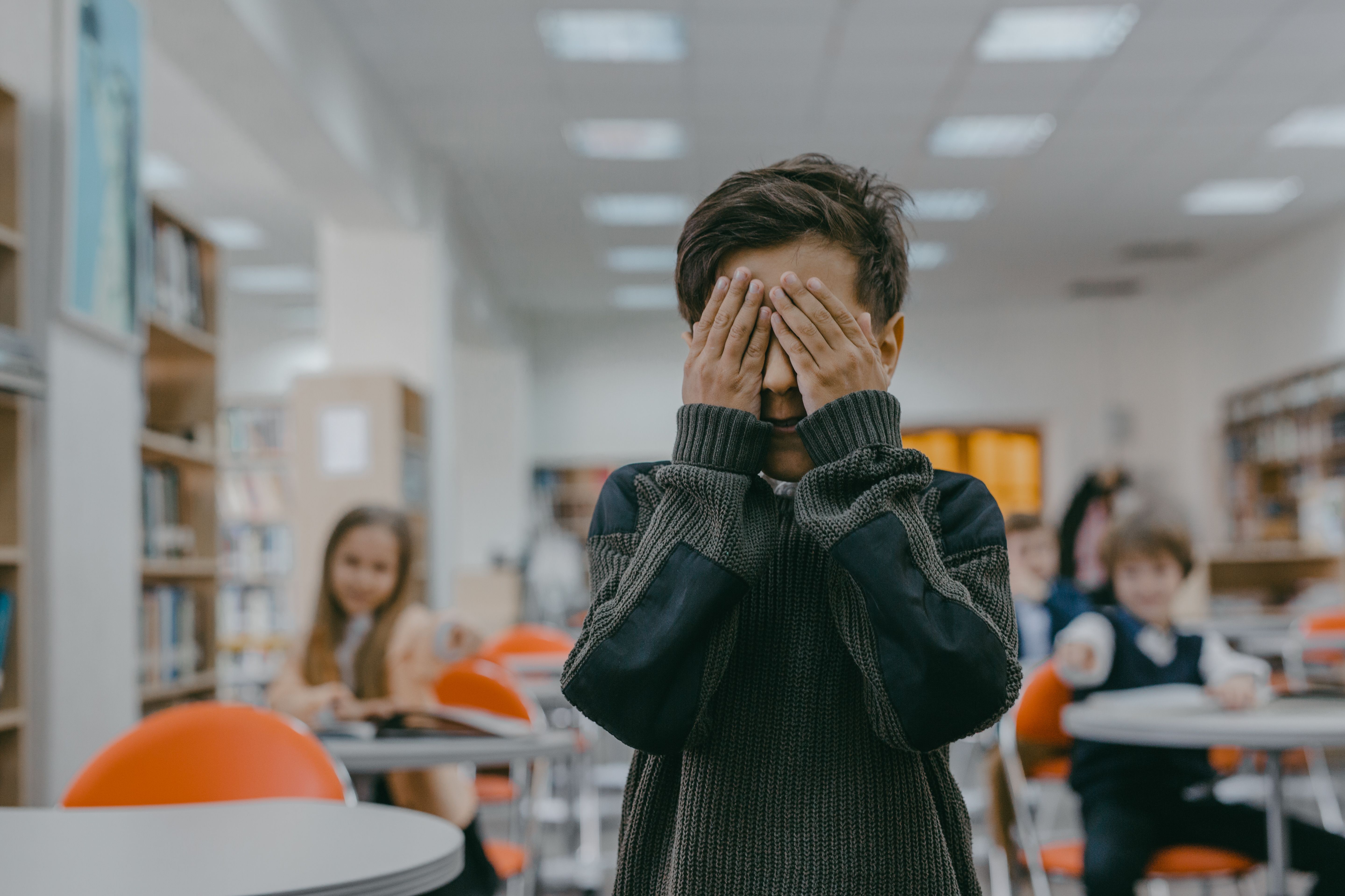 Anak Pemalu dan Tidak Percaya Diri di Sekolah, Apakah Wajar?